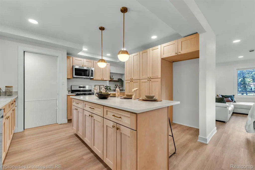 32652 Cadillac Street Farmington Hills City MI 48336