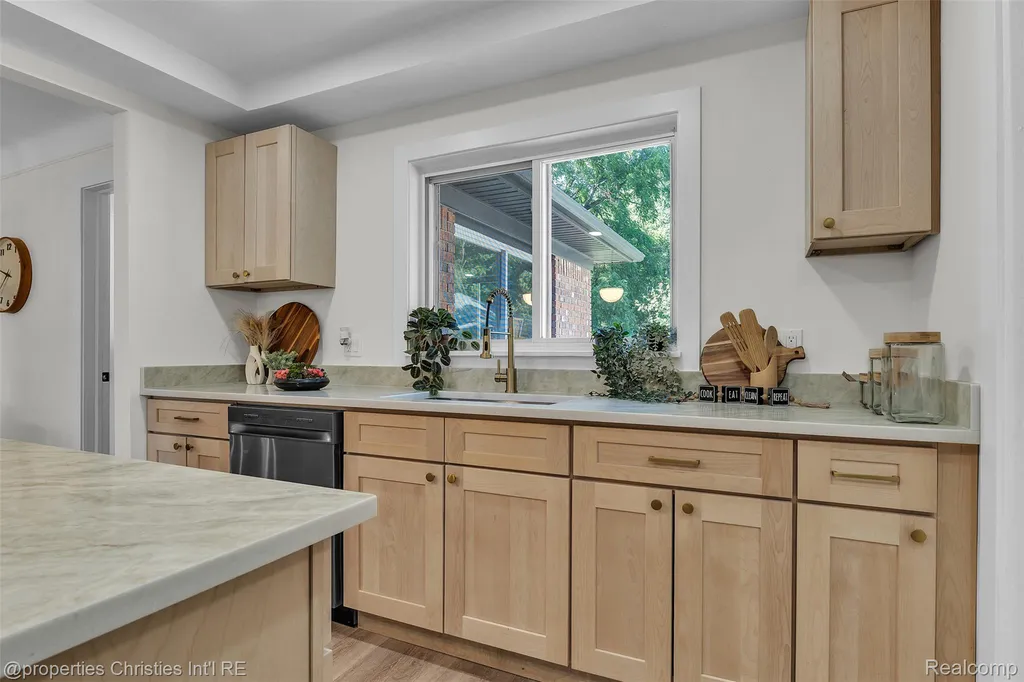 32652 Cadillac Street Farmington Hills City MI 48336