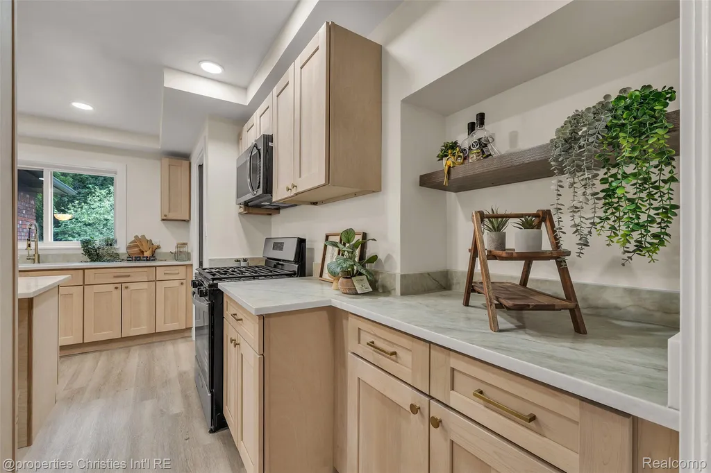 32652 Cadillac Street Farmington Hills City MI 48336