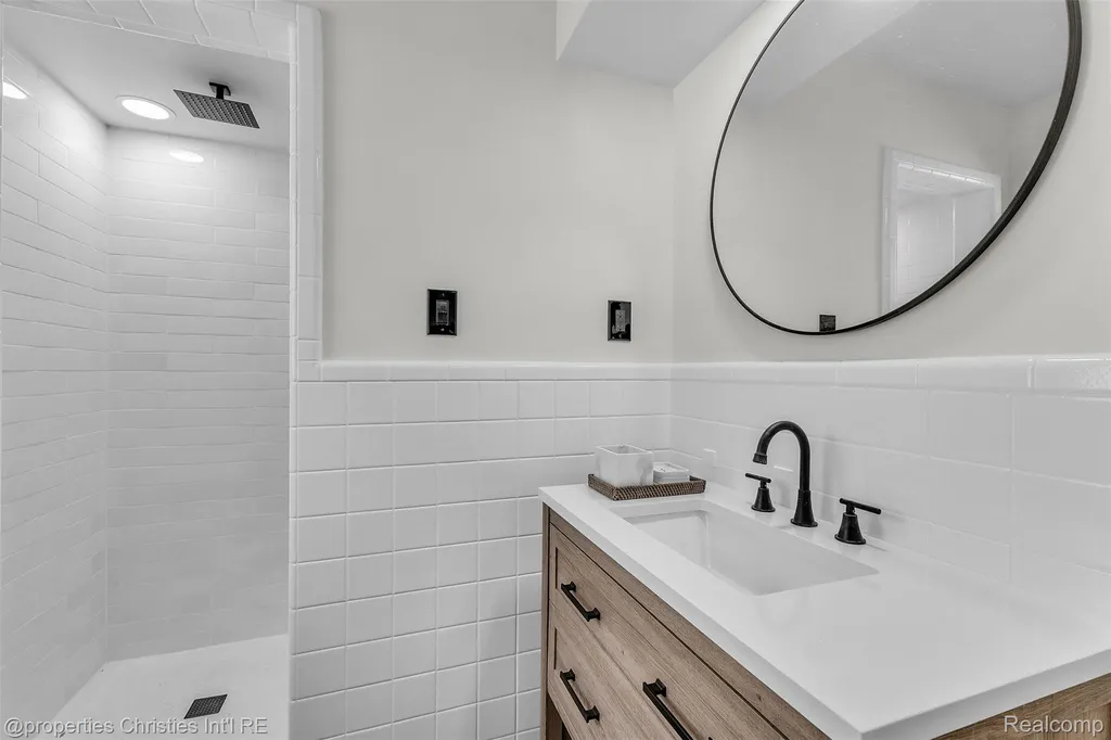 32652 Cadillac Street Farmington Hills City MI 48336