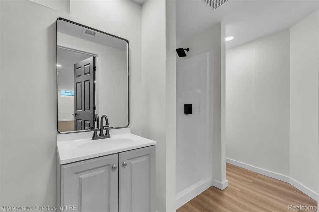 32652 Cadillac Street Farmington Hills City MI 48336