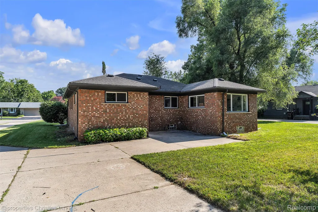 32652 Cadillac Street Farmington Hills City MI 48336