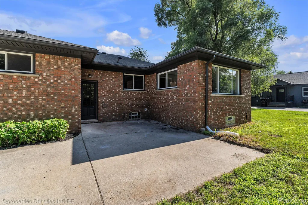 32652 Cadillac Street Farmington Hills City MI 48336