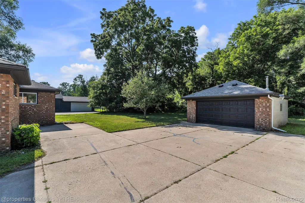 32652 Cadillac Street Farmington Hills City MI 48336