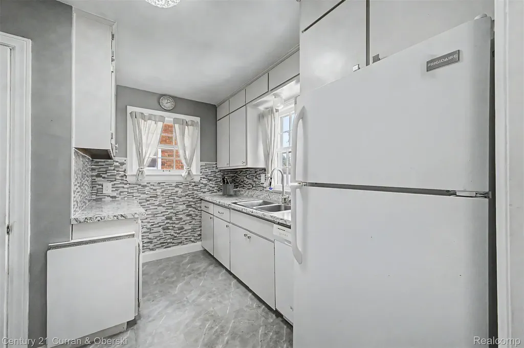 6821 Kolb Avenue Allen Park City MI 48101