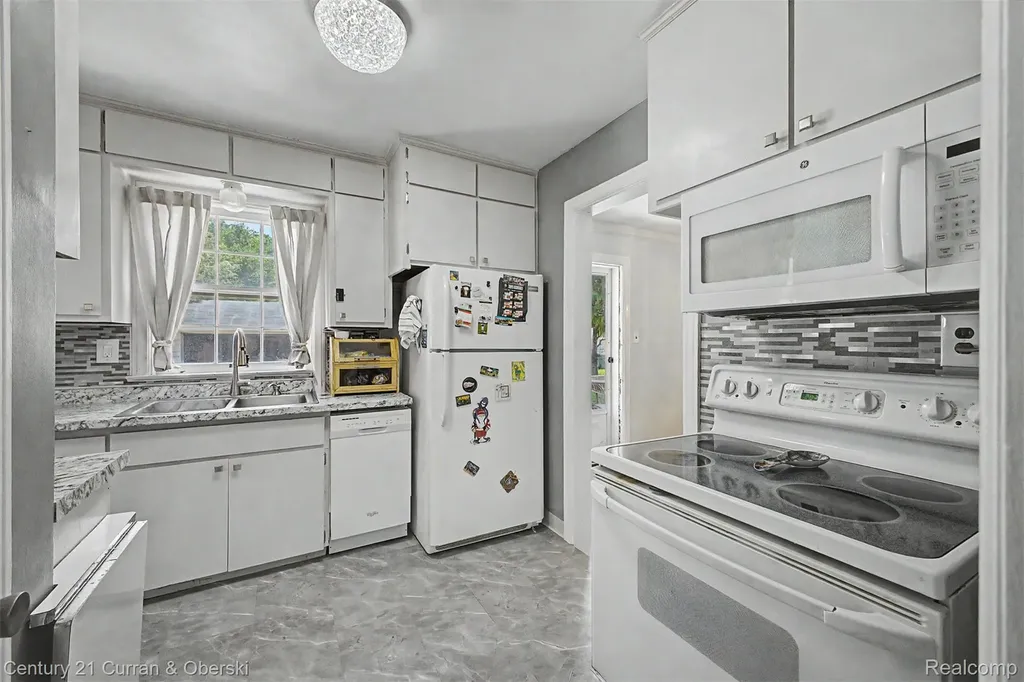 6821 Kolb Avenue Allen Park City MI 48101