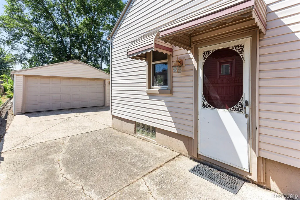 14672 Kennebec Street Southgate City MI 48195