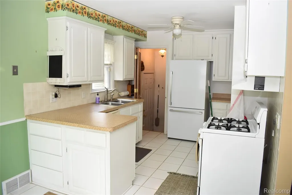 19917 Denby Redford Charter Township MI 48240