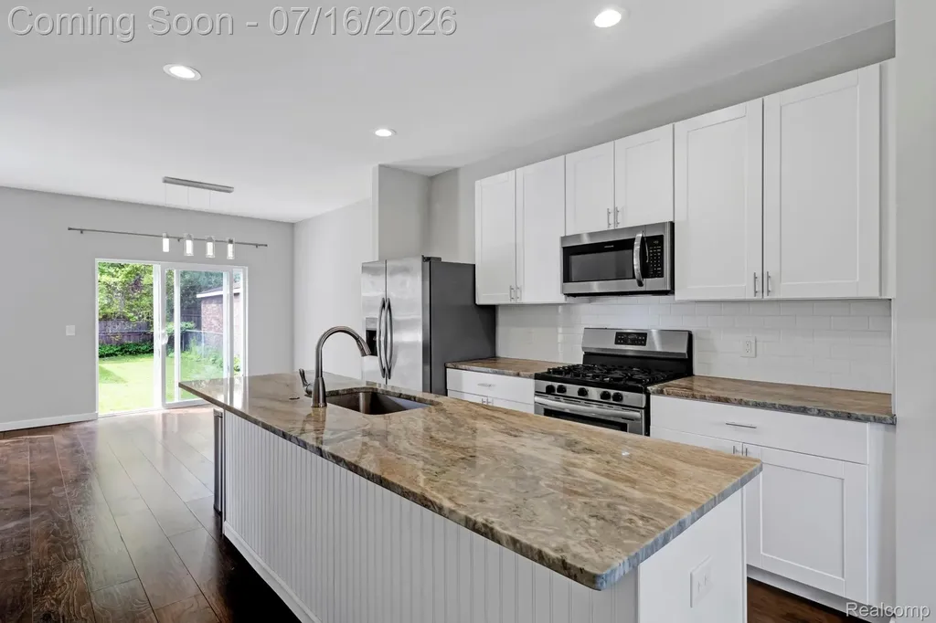 534 E Brickley Avenue Hazel Park City MI 48030