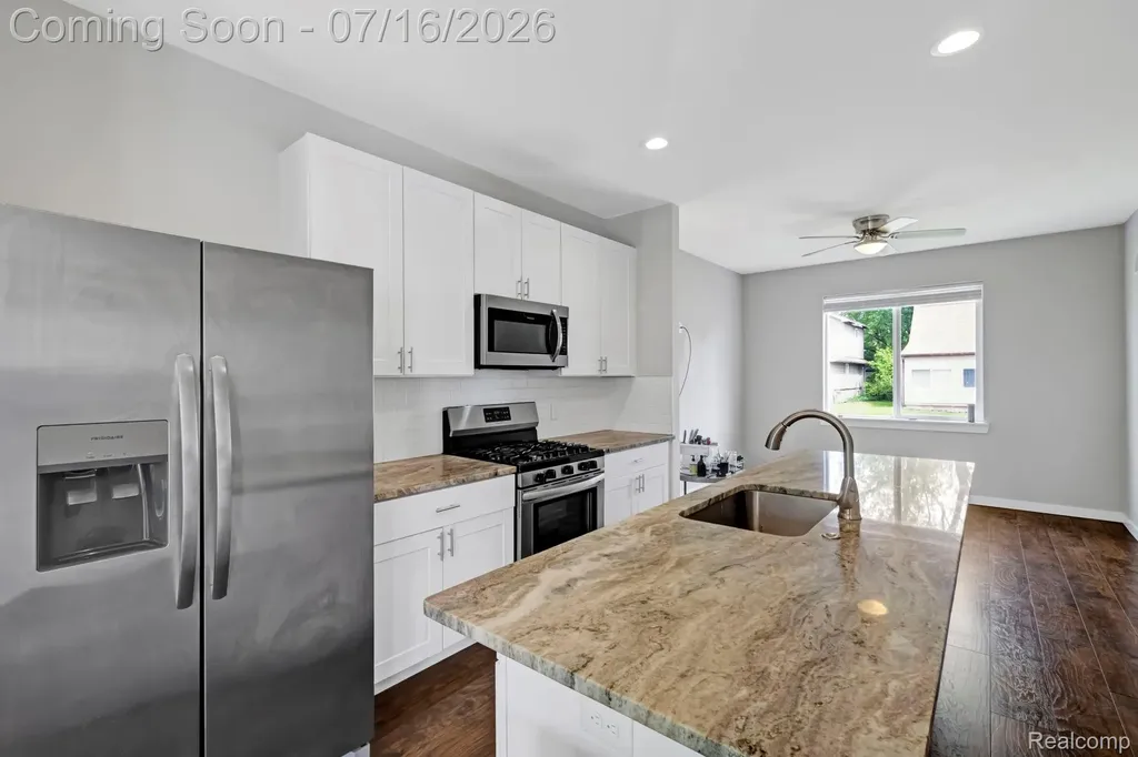 534 E Brickley Avenue Hazel Park City MI 48030