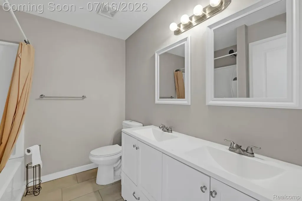 534 E Brickley Avenue Hazel Park City MI 48030