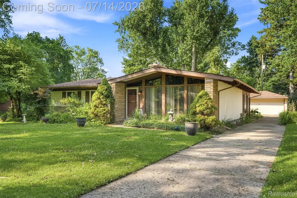 27679 Spring Arbor Drive Southfield City MI 48076