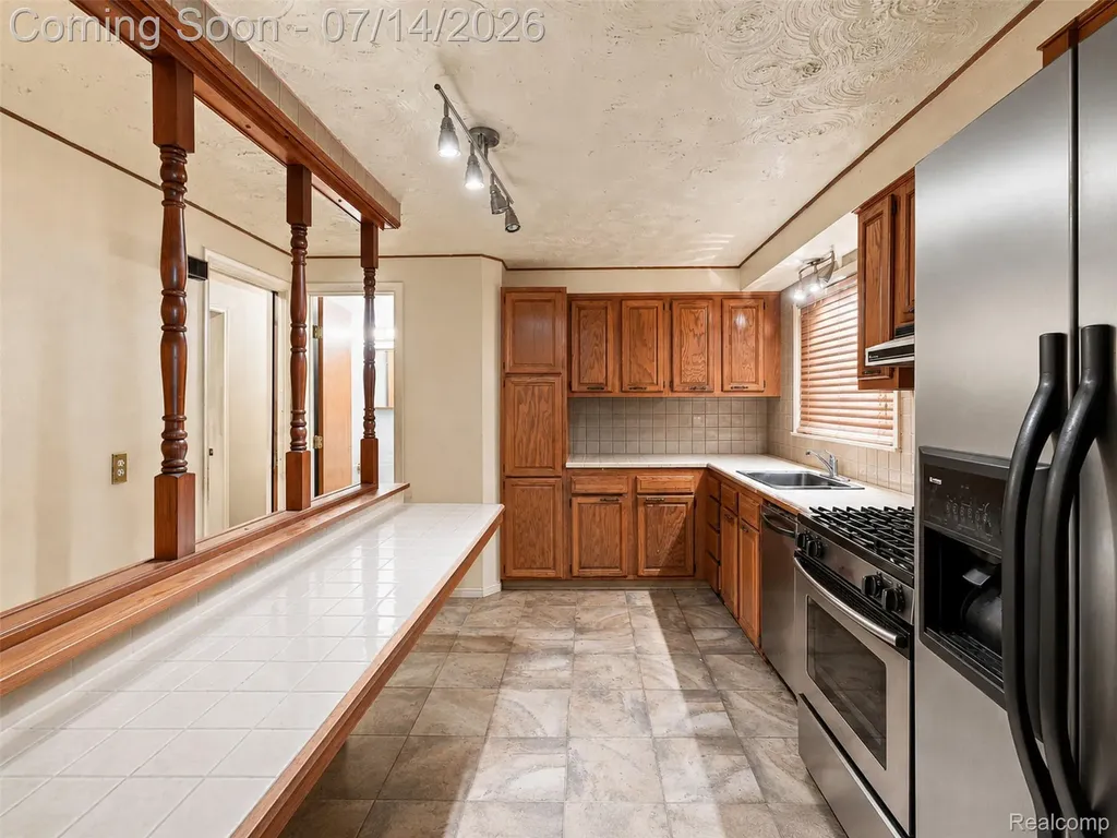 27679 Spring Arbor Drive Southfield City MI 48076