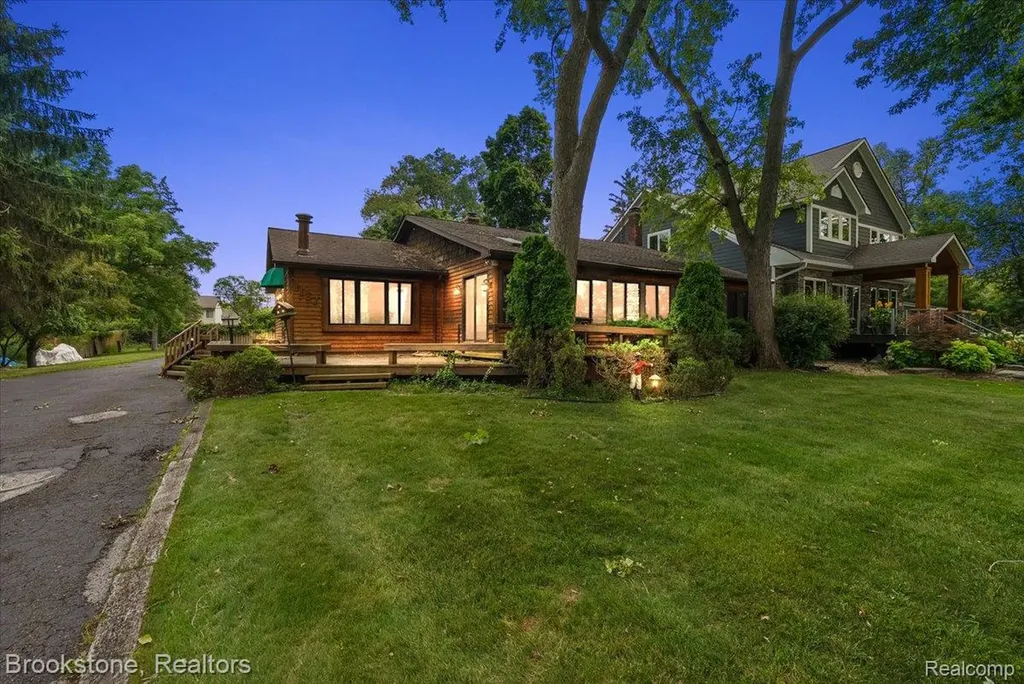 1167 E Lake Drive Novi City MI 48377