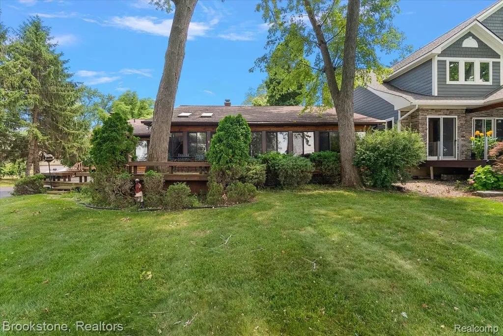 1167 E Lake Drive Novi City MI 48377