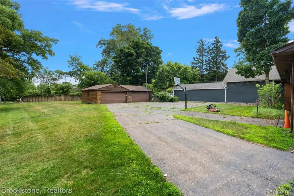 1167 E Lake Drive Novi City MI 48377