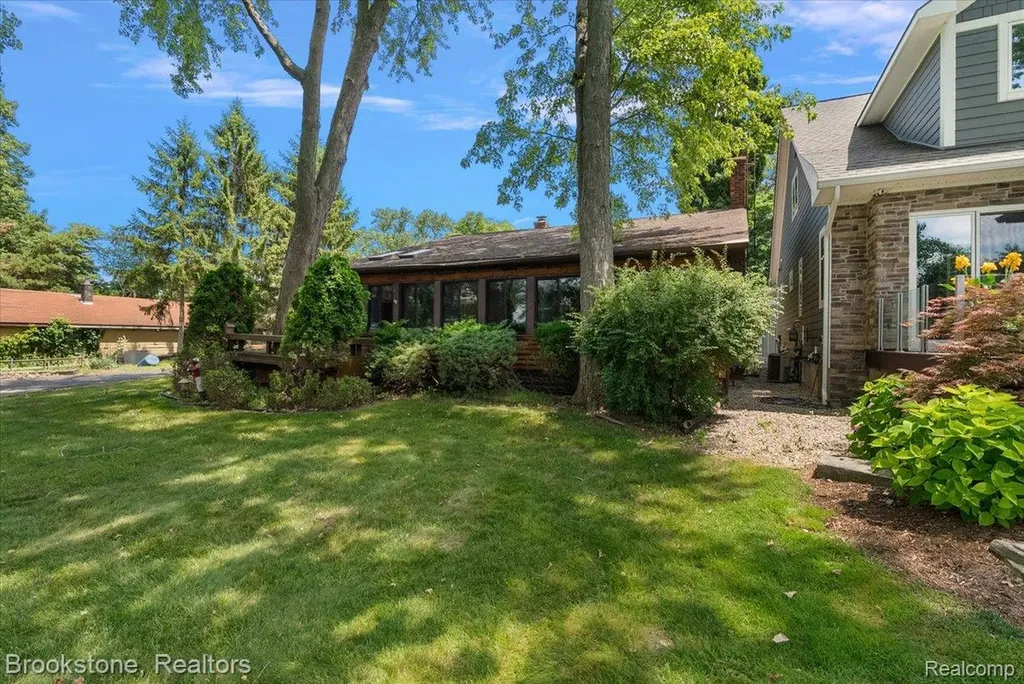 1167 E Lake Drive Novi City MI 48377