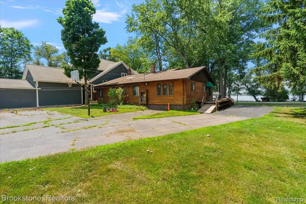 1167 E Lake Drive Novi City MI 48377