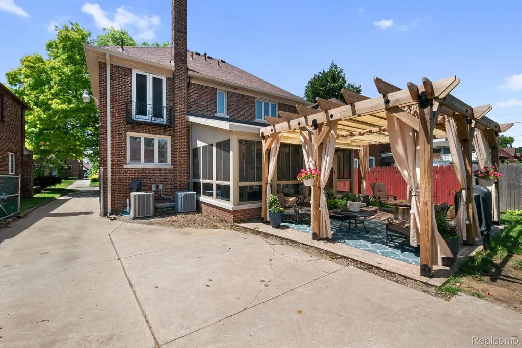 17198 Wildemere Street Detroit City MI 48221