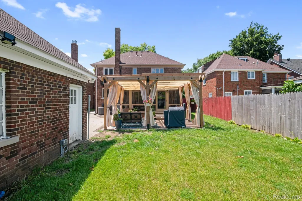 17198 Wildemere Street Detroit City MI 48221