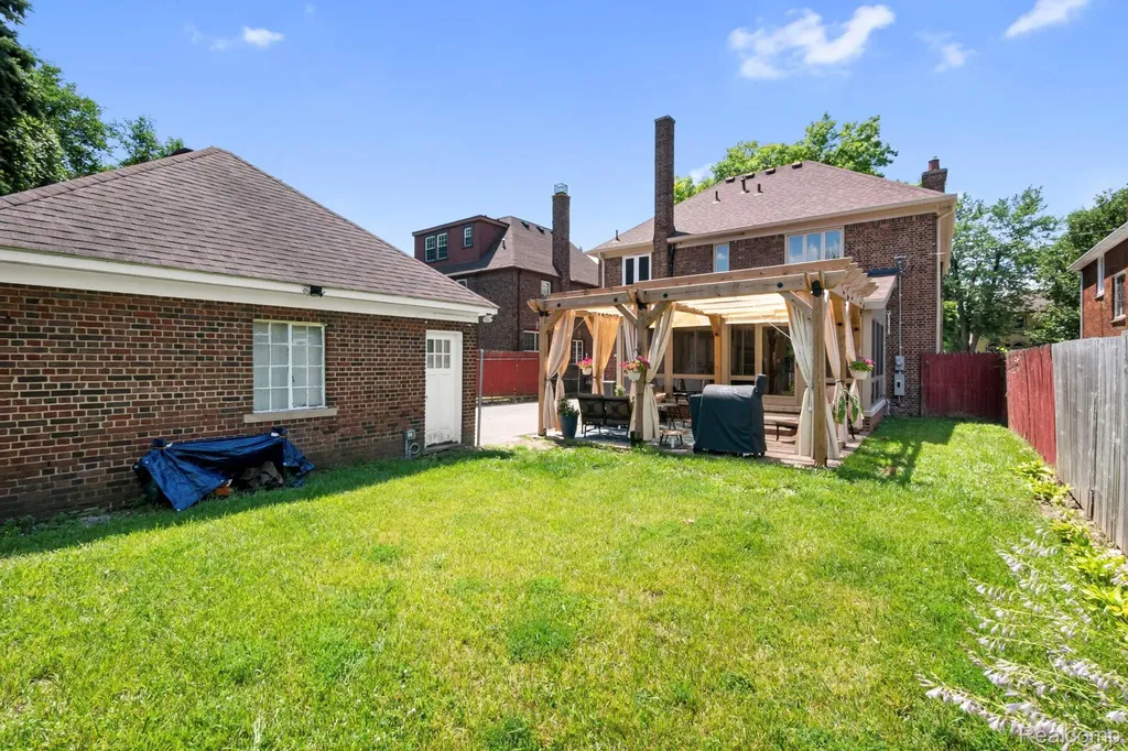 17198 Wildemere Street Detroit City MI 48221