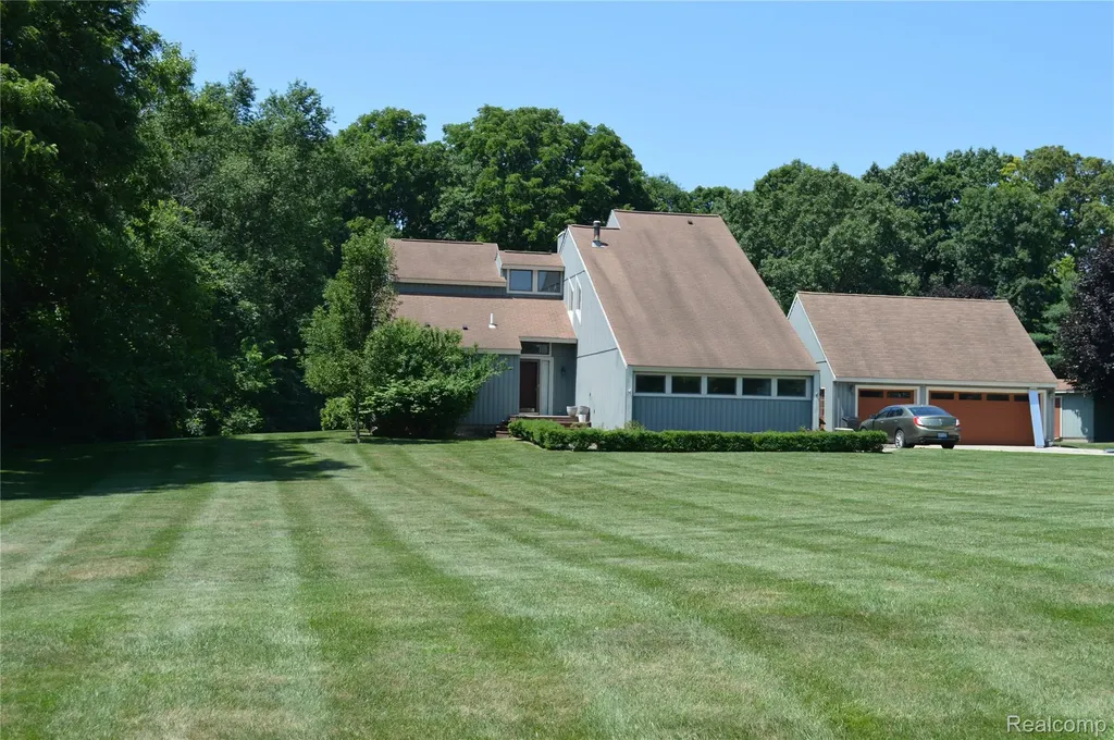 10055 Walnut Hill Drive Springfield Charter Township MI 48350