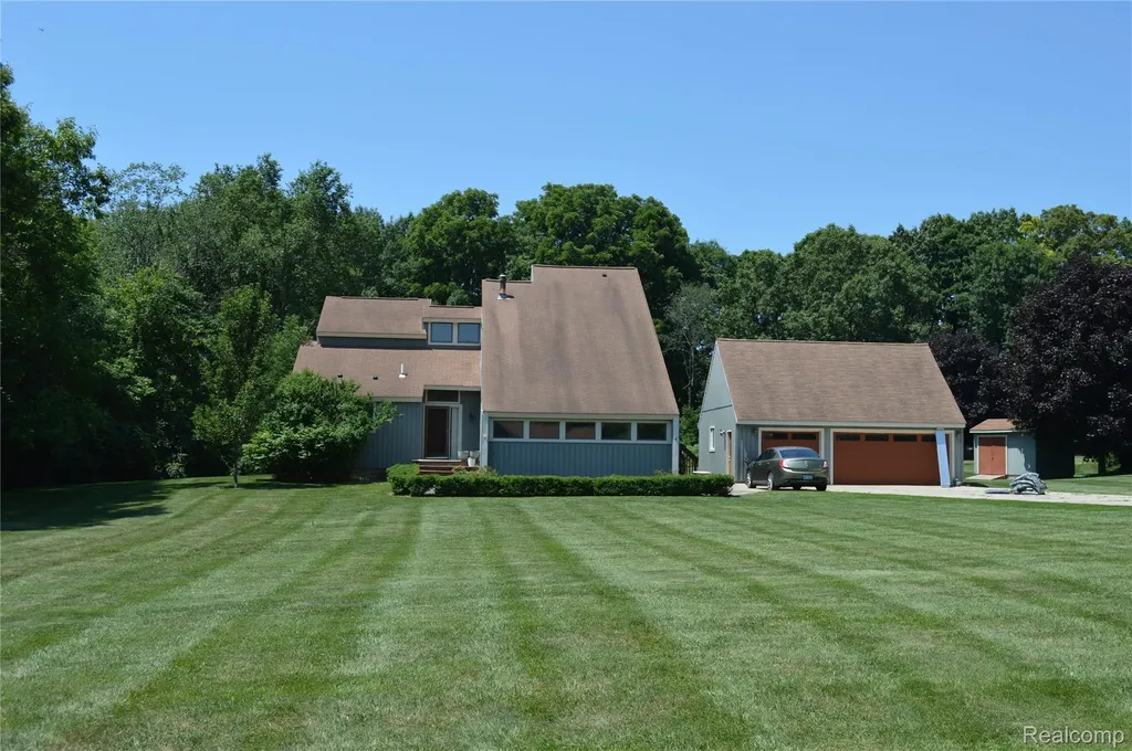 10055 Walnut Hill Drive Springfield Charter Township MI 48350