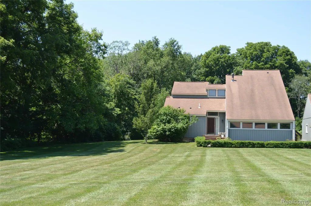 10055 Walnut Hill Drive Springfield Charter Township MI 48350