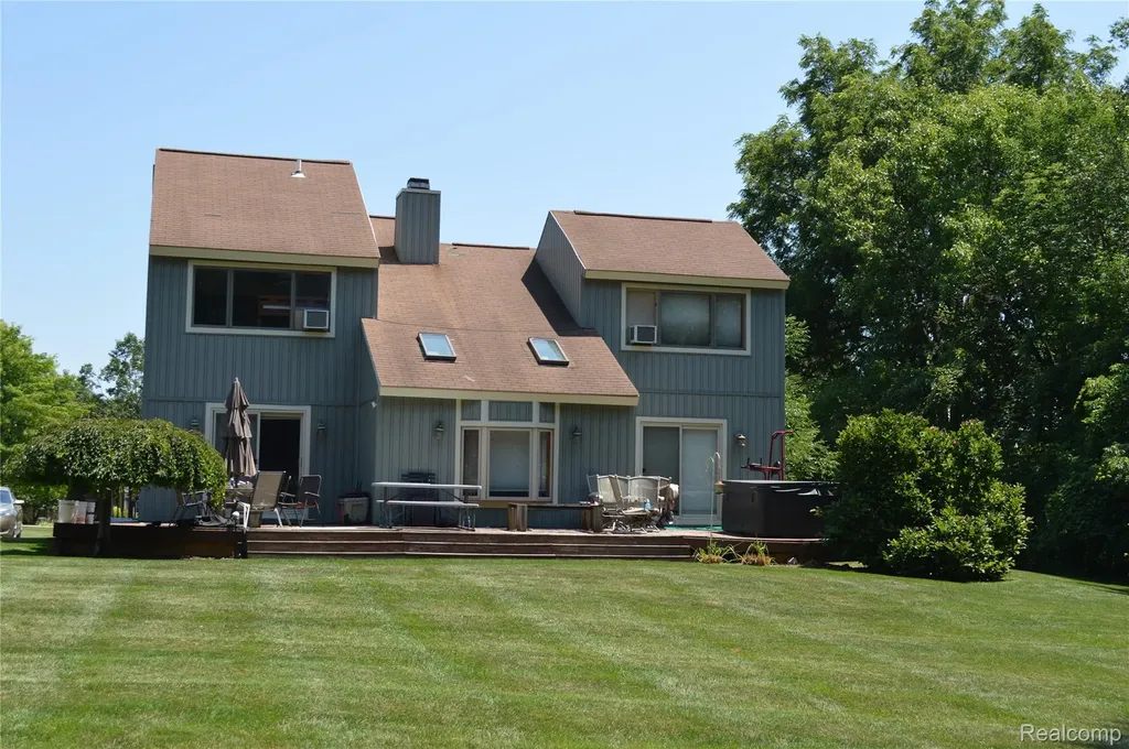 10055 Walnut Hill Drive Springfield Charter Township MI 48350