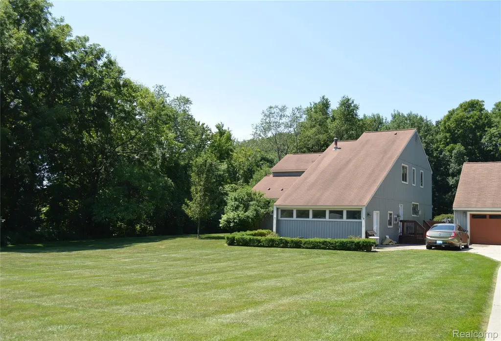 10055 Walnut Hill Drive Springfield Charter Township MI 48350