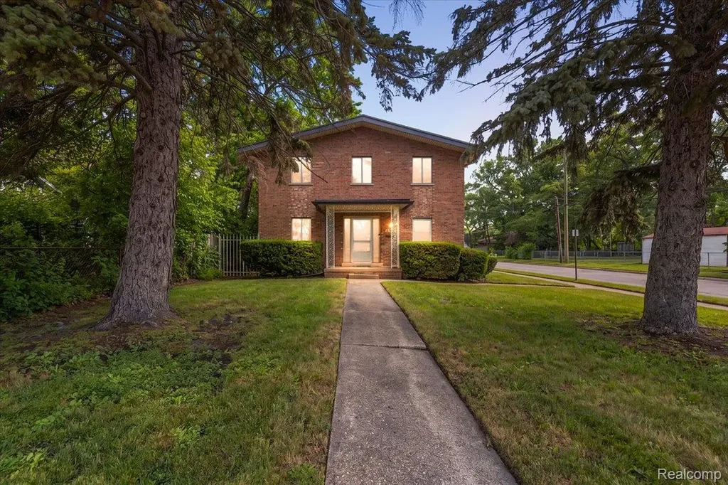 1631 E Elza Avenue Hazel Park City MI 48030