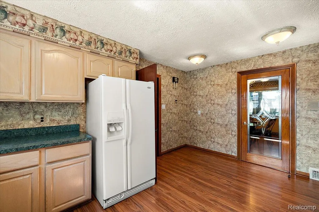 1631 E Elza Avenue Hazel Park City MI 48030