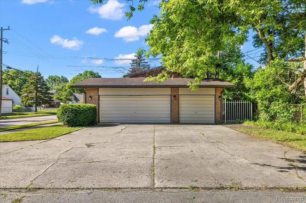 1631 E Elza Avenue Hazel Park City MI 48030