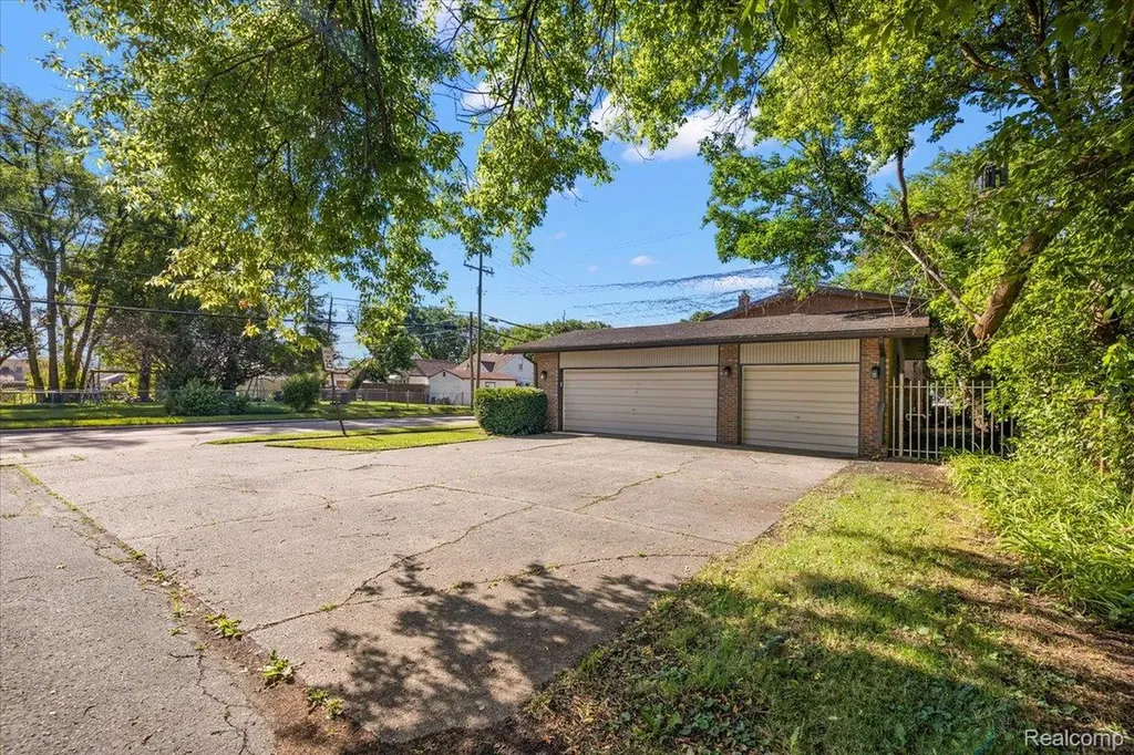 1631 E Elza Avenue Hazel Park City MI 48030