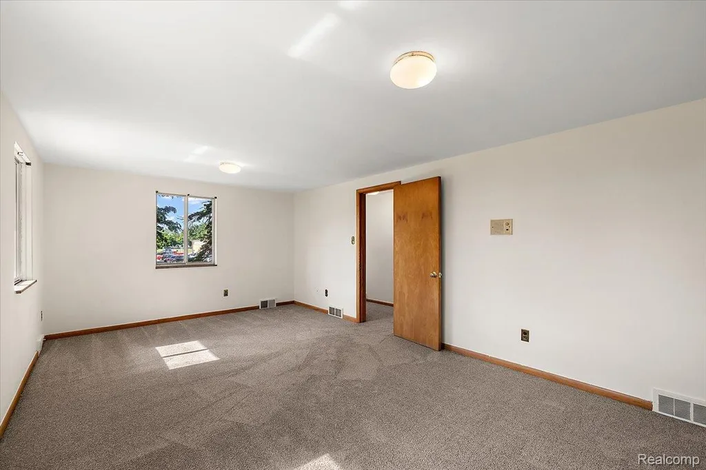 1631 E Elza Avenue Hazel Park City MI 48030