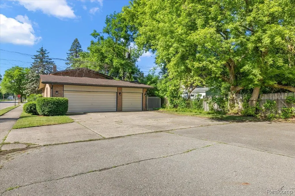 1631 E Elza Avenue Hazel Park City MI 48030
