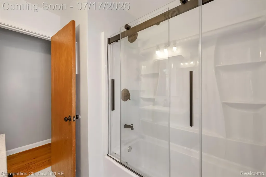 20855 Lochmoor Street Harper Woods City MI 48225