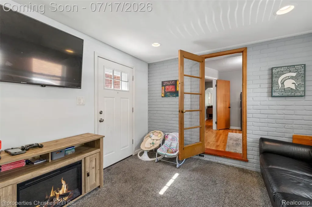 20855 Lochmoor Street Harper Woods City MI 48225