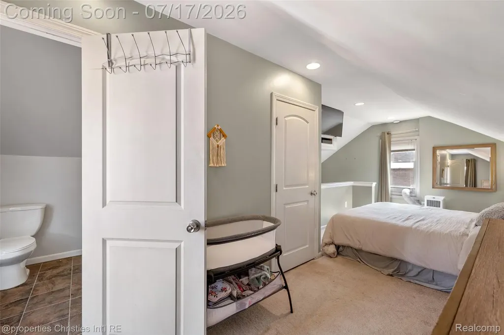20855 Lochmoor Street Harper Woods City MI 48225