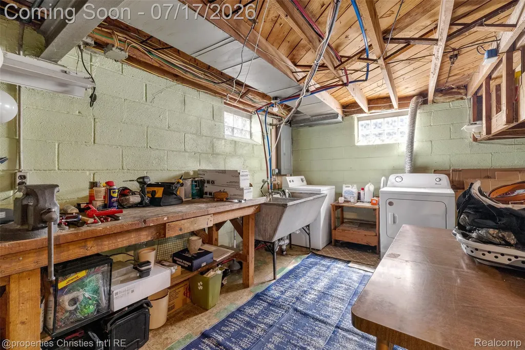 20855 Lochmoor Street Harper Woods City MI 48225
