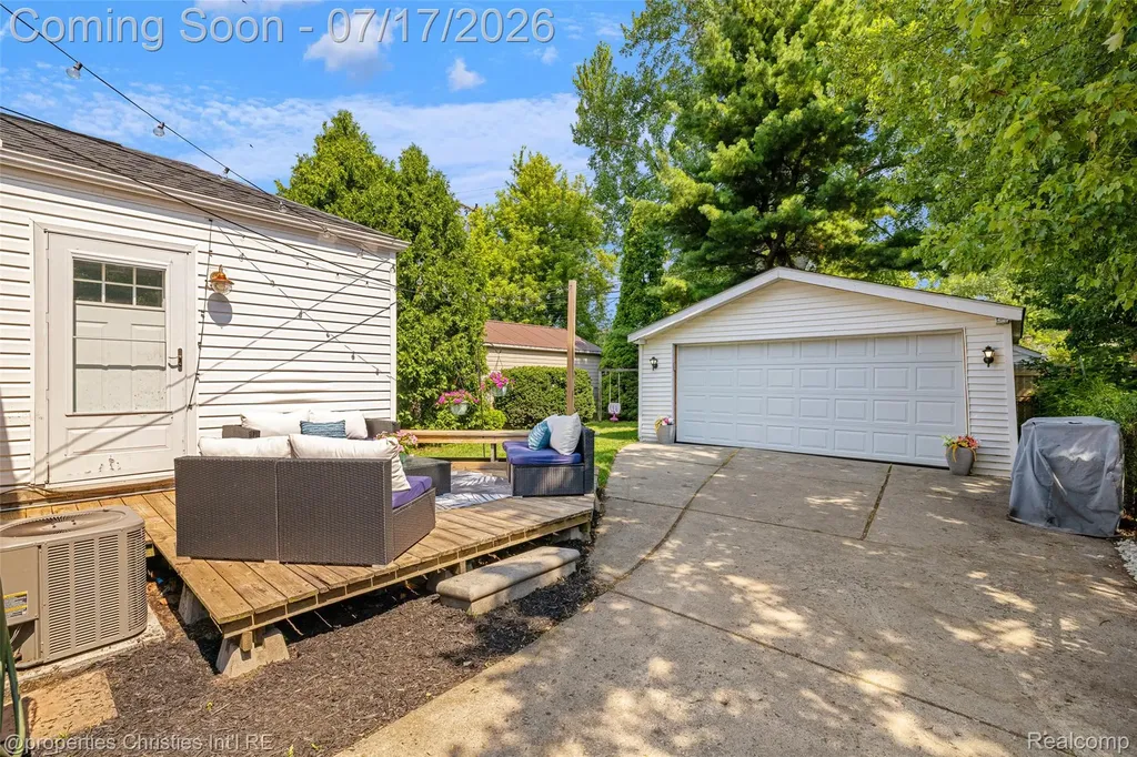 20855 Lochmoor Street Harper Woods City MI 48225