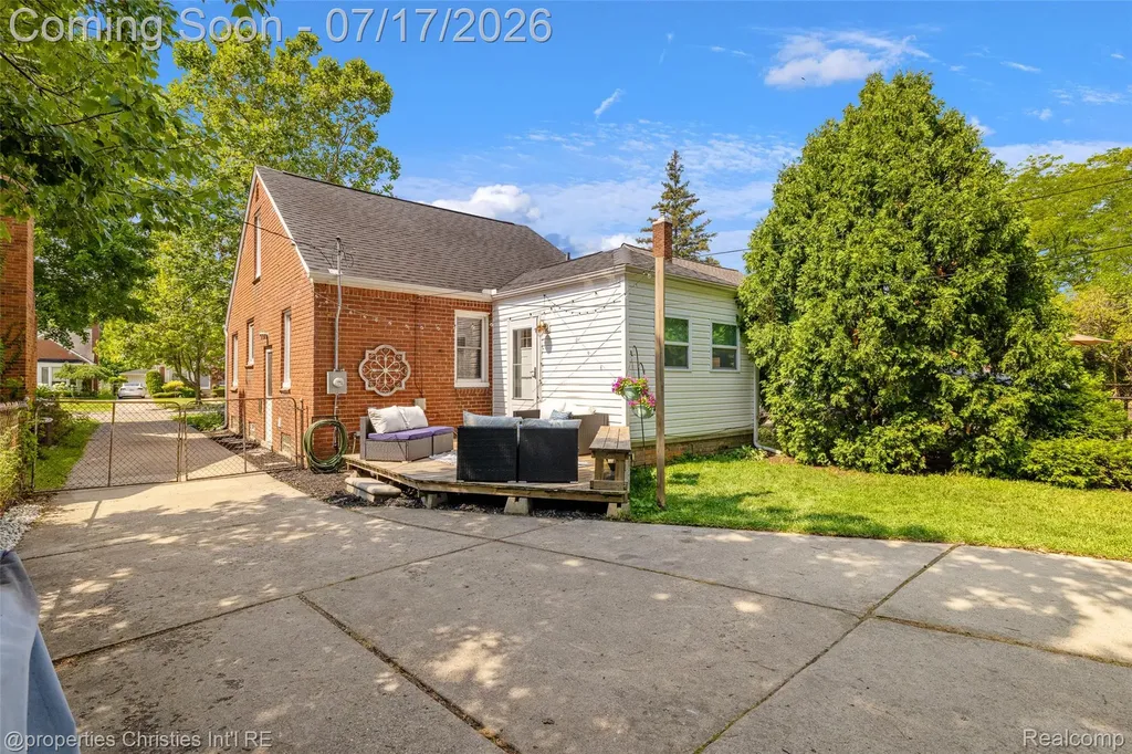 20855 Lochmoor Street Harper Woods City MI 48225