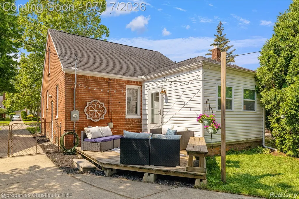 20855 Lochmoor Street Harper Woods City MI 48225