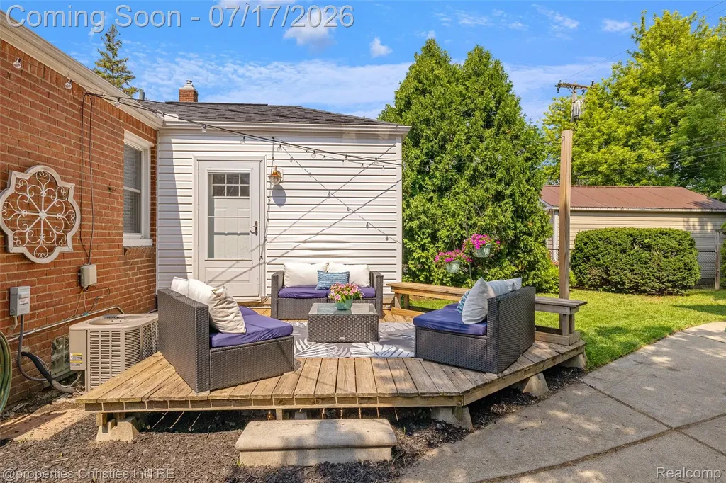 20855 Lochmoor Street Harper Woods City MI 48225
