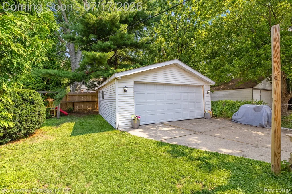 20855 Lochmoor Street Harper Woods City MI 48225