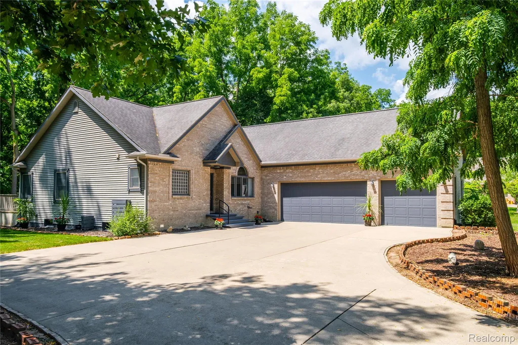 13268 Harborview Drive Fenton Charter Township MI 48451