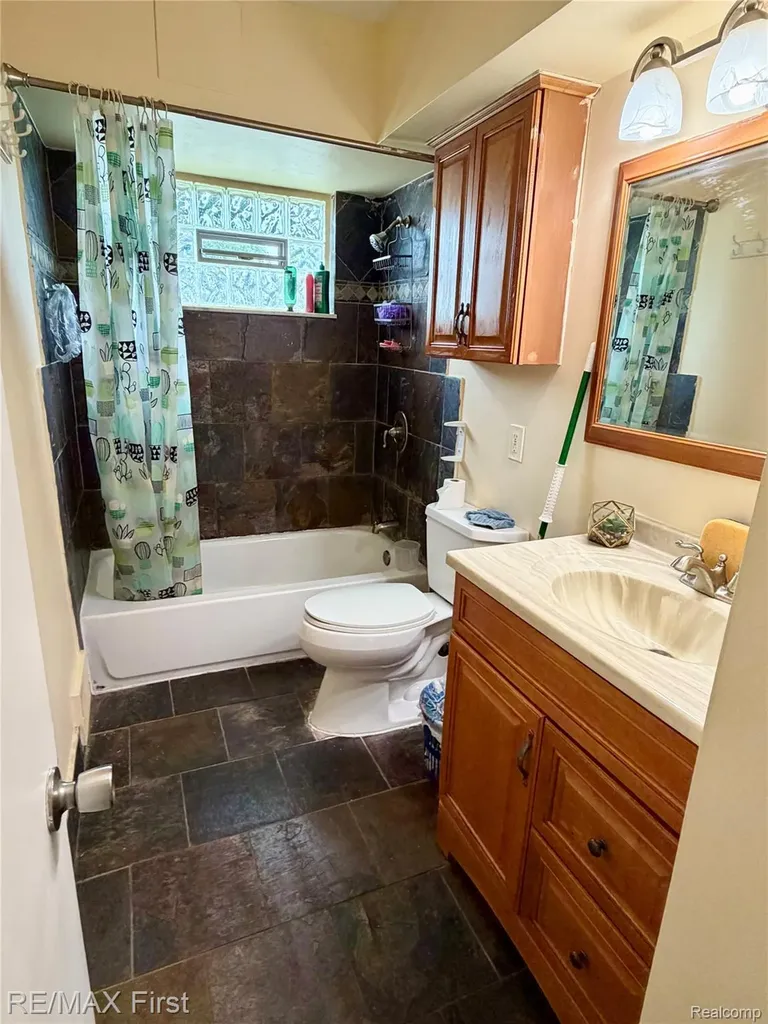 23915 Romano Street Warren City MI 48091