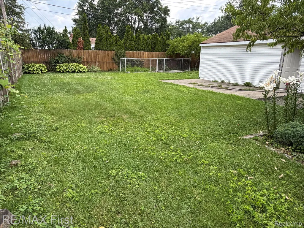 23915 Romano Street Warren City MI 48091