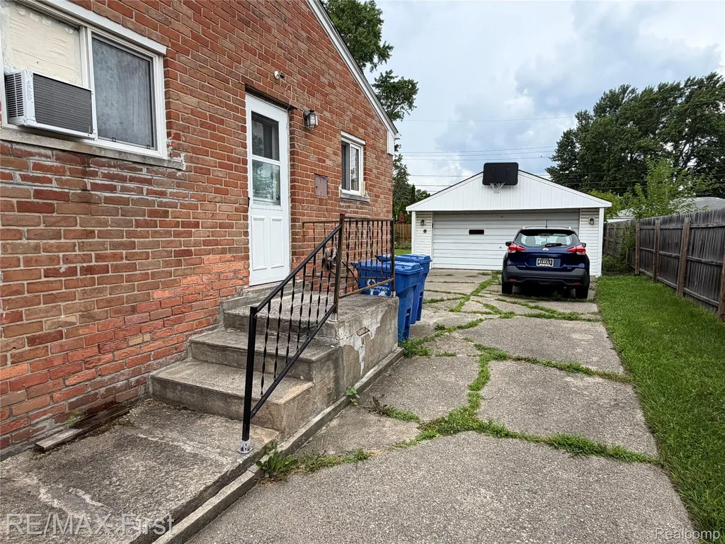 23915 Romano Street Warren City MI 48091
