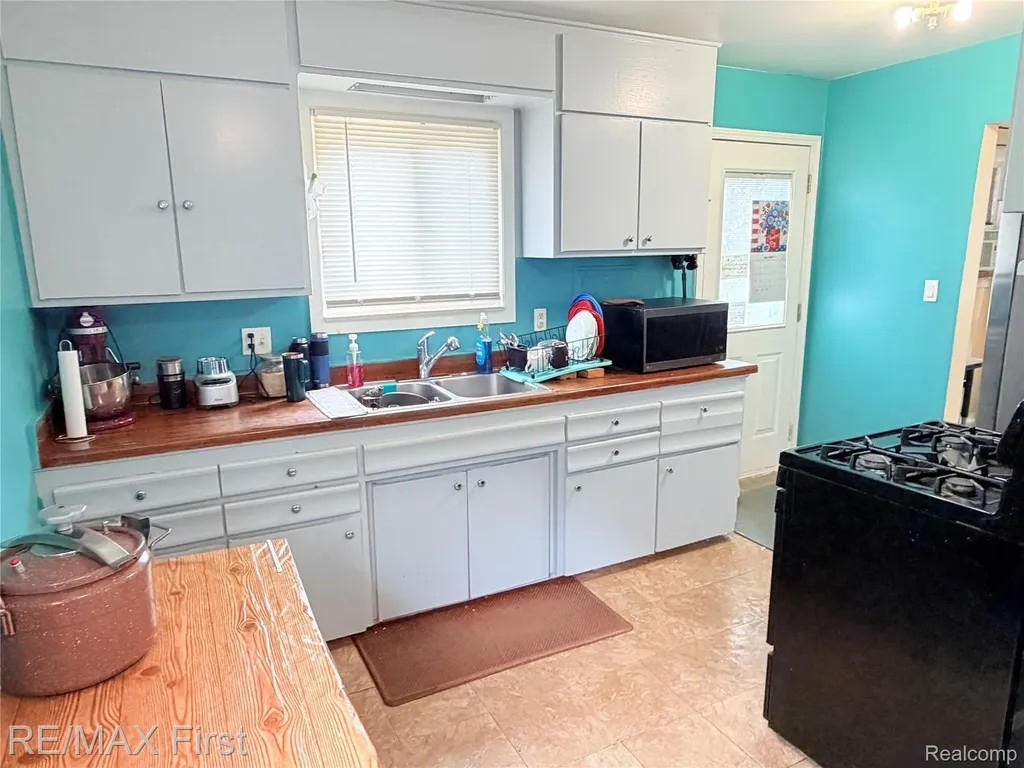 23915 Romano Street Warren City MI 48091